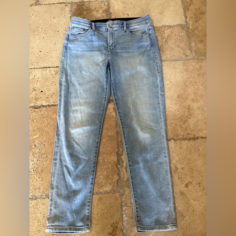 Lularoe light wash straight leg jeans-SZ 30
Waist 16”
Inseam 30”
Rise 7”